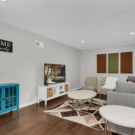 Prime Location, Cozy & Spacious Home In Schaumburg